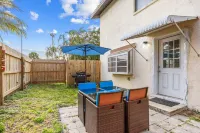 Steps to Beach and Vibrant Local Scene - Charming Coastal Retreat فنادق في جزيرة ميريت