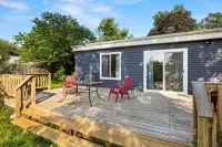 Peaceful Outdoor Space and Cozy Ambiance - Charming Tranquil Haven