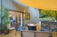 Cozy Hot Tub and Scenic Trails - Charming Contemporary Haven Hotel a Kenmore