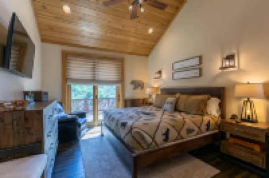 Expansive Deck and Stunning Views - Charming Mountain Haven