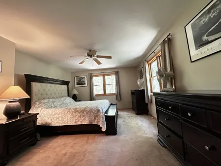 Hot Tub and Resort Amenities - Beautiful Alpine Getaway