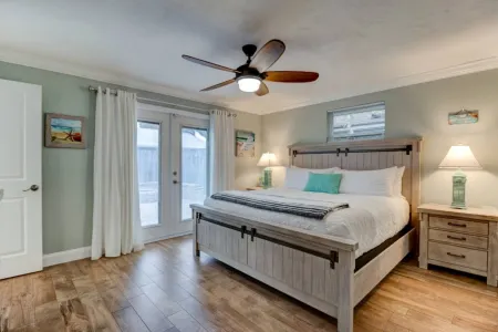 Gorgeous Home with Spacious Backyard and Fire Pit - Tranquil Escape Отели в г. Уилбур-бай--Си