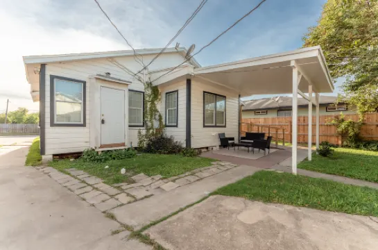 Charming Studio with Full Kitchen and Outdoor Patio - Delightful Haven