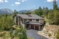Mountain Escape with Hot Tub and Breathtaking Views - Cozy Chalet Retreat