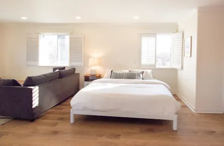 Private Entrance and Close to Downtown - Charming Modern Haven