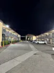 Baymont by Wyndham Bakersfield - parking