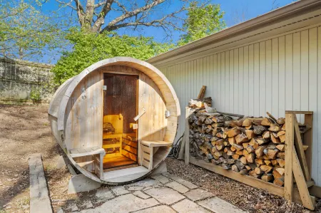 Cedar Sauna and Cozy Outdoor Retreat - Charming Oasis