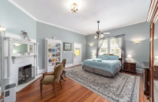 Private historic district apt with pool-suite A