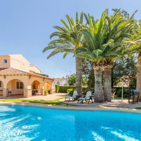 Private pool, garden, barbecue and beach nearby