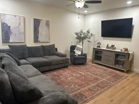 NEW BUILD Spacious 4-bedroom house with great location- sleeps 10 Отели в г. Тэтчер