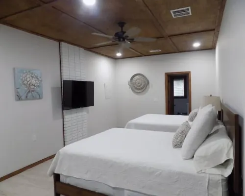 Bay Cottage Retreat on the Canal Hotels in Bellview