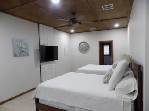 Bay Cottage Retreat on the Canal