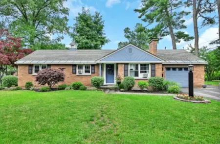 Cozy Retreat with Outdoor BBQ and Smart TV - Charming Getaway