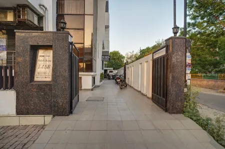 Hotel White at Vasundhara Отели рядом с достопримечательностью «Ghaziabad Haat»