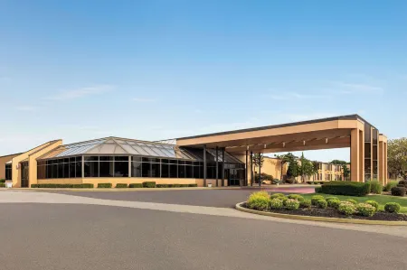 Days Hotel by Wyndham Allentown Airport / Lehigh Valley Отели рядом с достопримечательностью «Парк Шервуд»