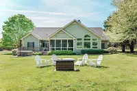 Fire Pit+Hot Tub+Game Room in Spacious Family-Friendly House