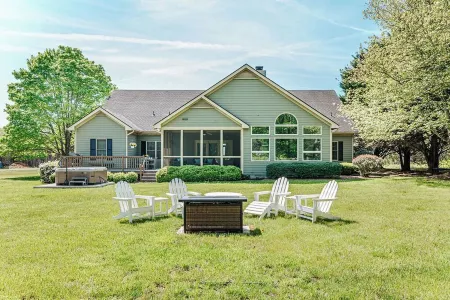 Fire Pit+Hot Tub+Game Room in Family-Friendly House Perfect for Christmas
