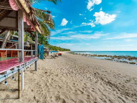 Lanta Beachfront Resort Отели рядом с достопримечательностью «Thung Yee Pheng Mangrove Forest»