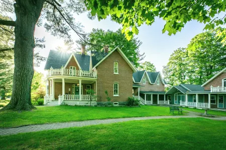 Manoir Sweetsburg Отели в г. Сютон