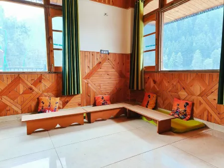 Chalo Challal Hotel & Cafe Отели в г. Маникаран