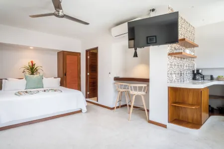 Hotel Eloisa Отели рядом с достопримечательностью «Los Muertos Beach Pier»