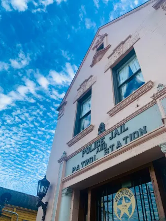 Inn at the Old Jail Отели рядом с достопримечательностью «Лонг Вью Хаус энд Гарденс»