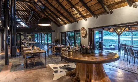 Kariega Game Reserve River Lodge Отели в г. Порт-Альфред