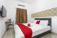 RedDoorz Plus @ Boulevard Residence BSD Hotels in Serpong