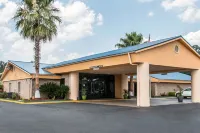 Quality Inn Hinesville - Fort Stewart Area, Kitchenette Rooms - Pool - Guest Laundry Hoteles en Hinesville