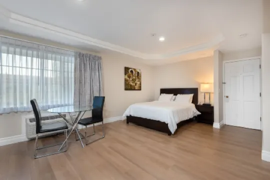 Wilshire Crest Hotel