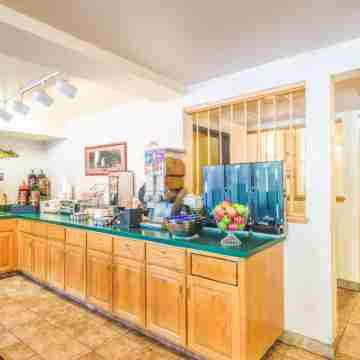 Super 8 by Wyndham Wheeling WV Dining/Meeting Rooms