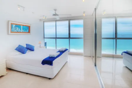 Golden Sands on the Beach - Absolute Beachfront Apartments Отели рядом с достопримечательностью «Мейн Бич»