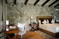 Secret Harbour Boutique Hotel and Marina - bar