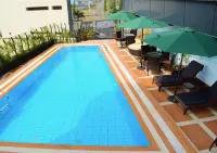 Monty Suites & Golf - Kolam Renang