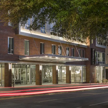 Residence Inn Greenville Downtown Отели рядом с достопримечательностью «Театр Warehouse»