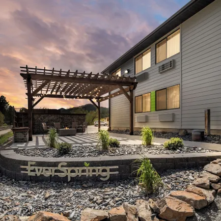 EverSpring Inn & Suites