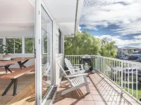Coastal Home, 500m Walk to Hospital with Ocean Views