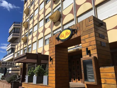 Hotel Alhambra Отели рядом с достопримечательностью «Рука Пунта-дель-Эсте»