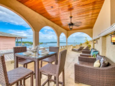 Tropical Suites Hotel โรงแรมในโบกาสเดลโตโร