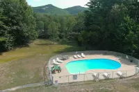 Colonial Motel - Pools