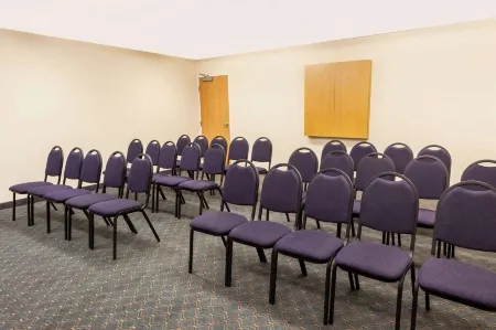 Microtel Inn & Suites by Wyndham Conyers Atlanta Area Отели рядом с достопримечательностью «Кафедральный собор Крисчен Гроут»