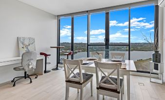 KozyGuru / Wentworth Point / 1 Bed Waterview Apt / Nwp017-1705