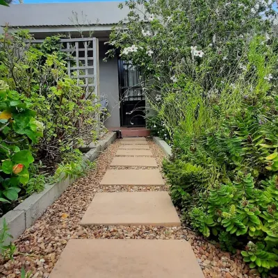 Abigail's Garden Cottage Hotels near IBIS Gallery