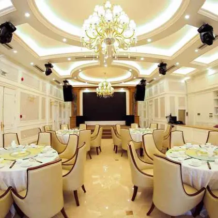 Cat BA Rosalia Hotel Отели рядом с достопримечательностью «Пляж острова обезьян»