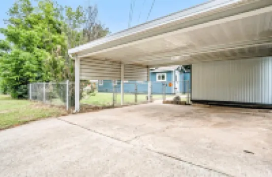 可愛的小房子帶圍欄院子靠近廣場區