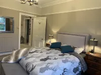 Seaside-Scarborough-WiFi-Parking-Petsok-Sleeps-7 8 Các khách sạn ở West Ayton