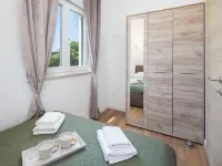 Contemporary Apartment with Terrace and Spacious Garden Hôtels à : Kastel Kambelovac