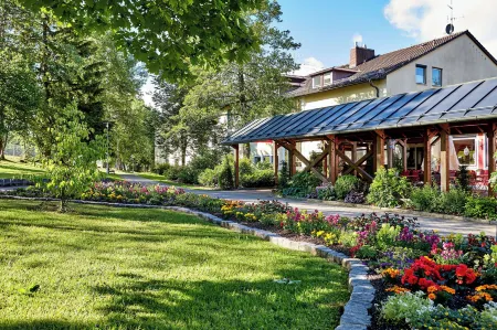 Aura-Hotel Saulgrub Отели рядом с достопримечательностью «Lake Staffelsee»