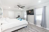 Winston Sleeps 16 - 2 Kitchens