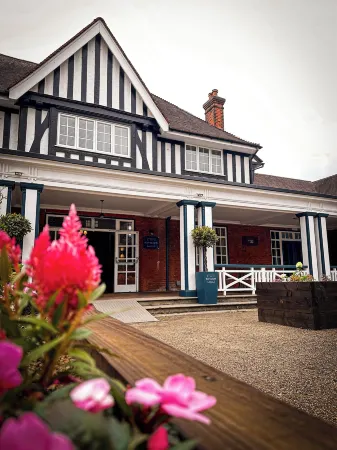 The Pavilion Bisley Отели в г. Запад Энд